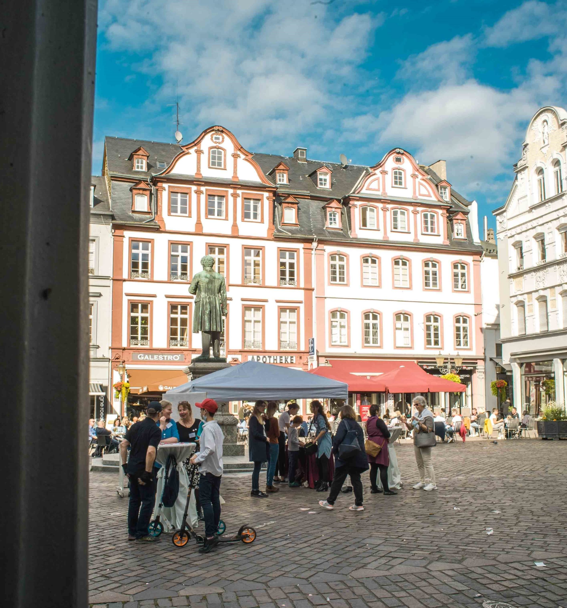 Menschen am Infostand des Liebesbriefarchivs auf dem Jesuitenplatz in Koblenz