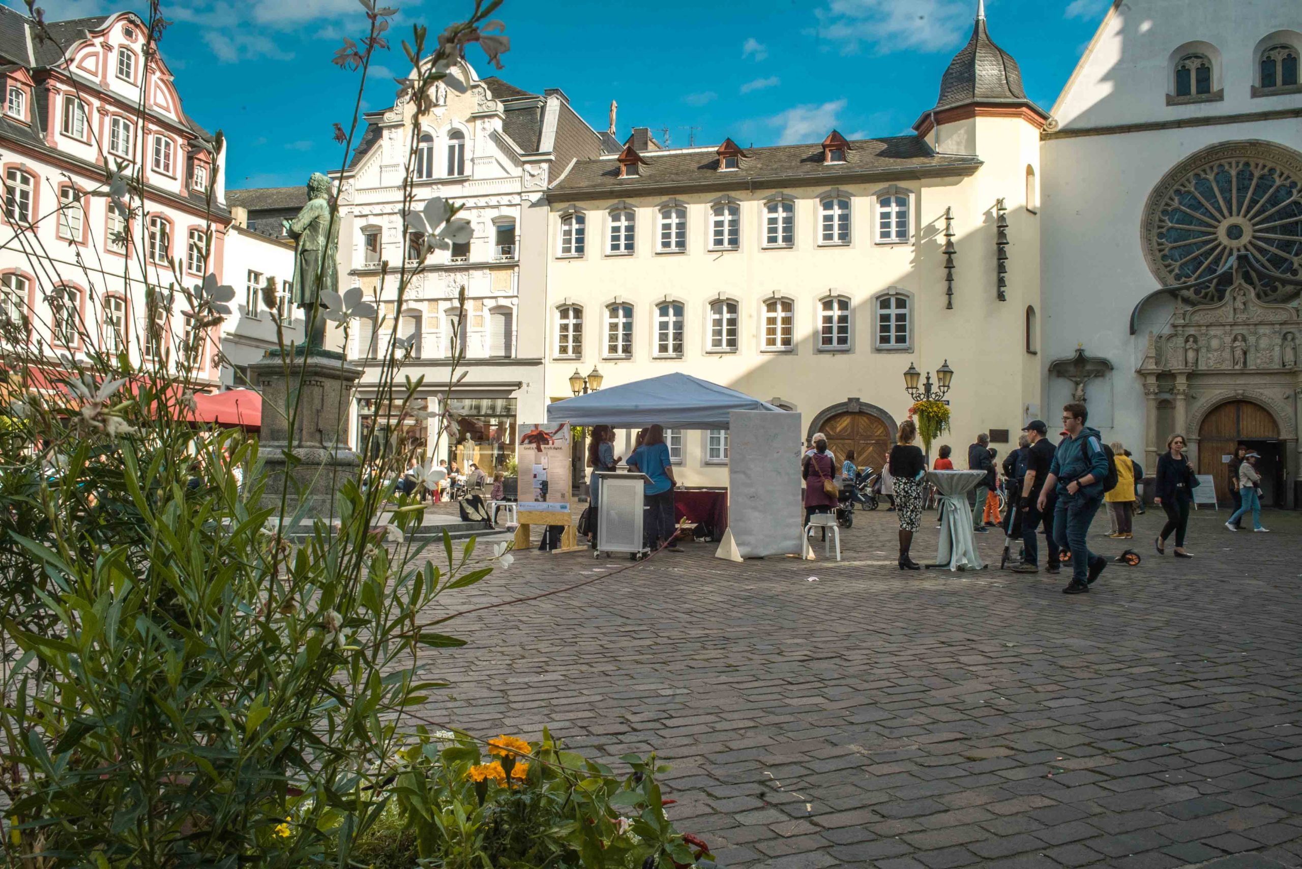 Menschen am Infostand des Liebesbriefarchivs auf dem Jesuitenplatz in Koblenz