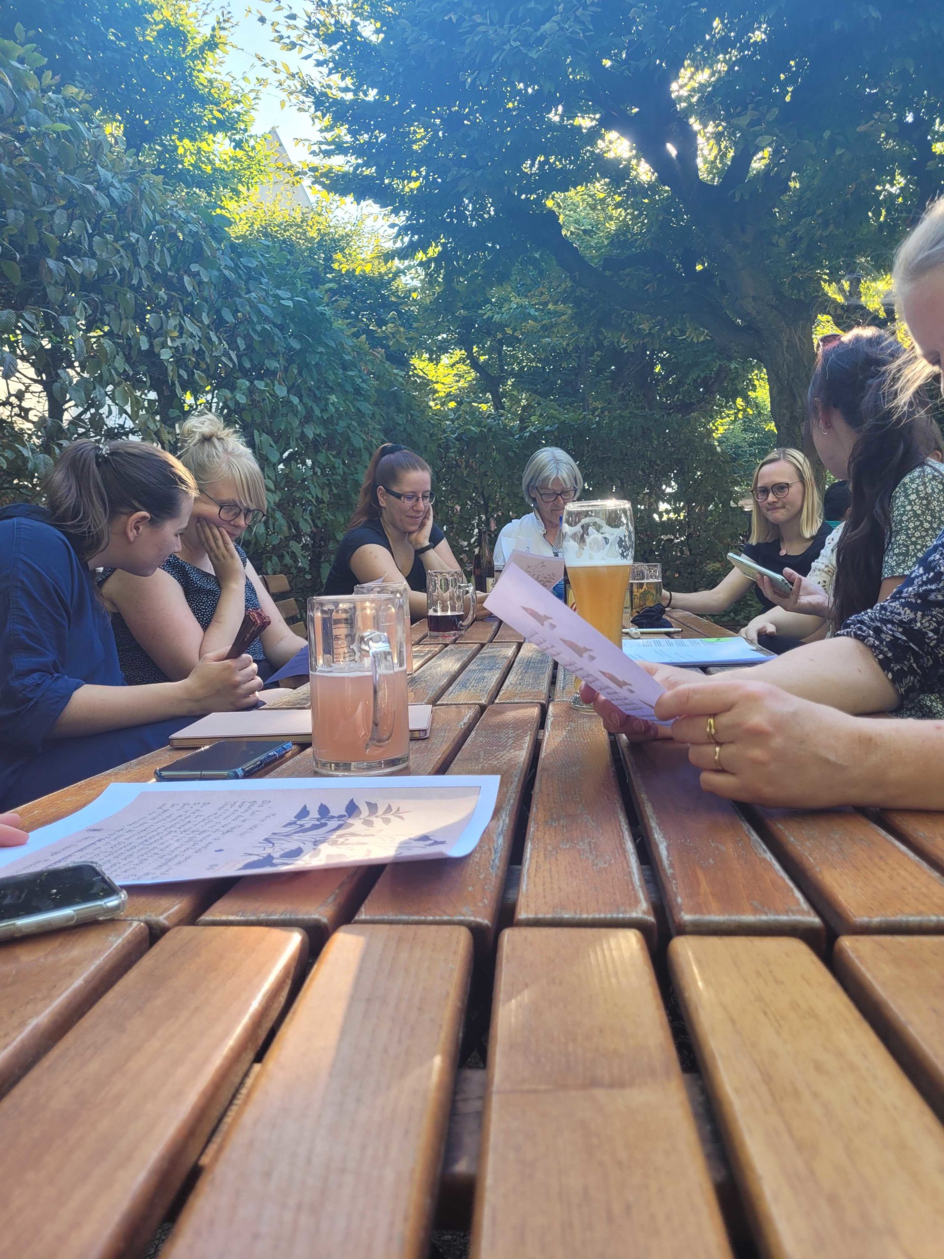 Citizen Scientists am Stammtisch im Schlossgarten in Darmstadt vor Getränken und Liebesbriefen