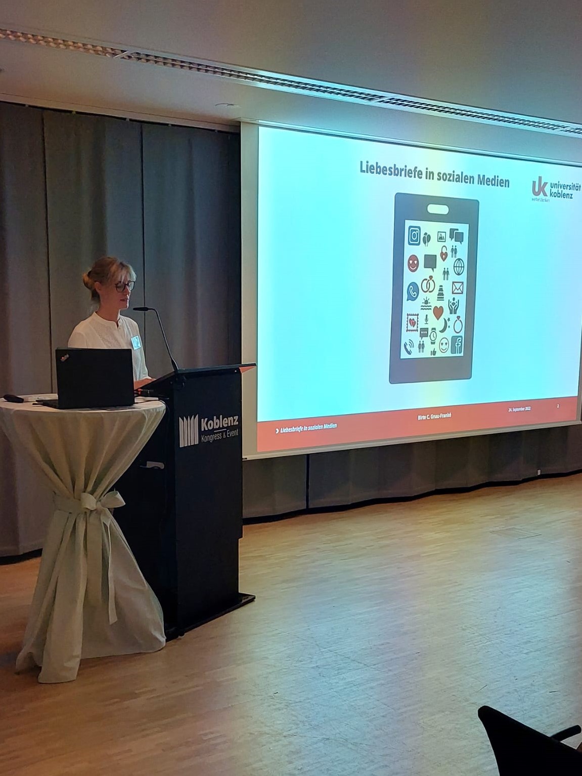 Geschäftsführende Leiterin des Liebesbriefarchivs Gnau-Franké am Rednerpult hält einen wissenschaftlichen Vortrag über Liebesbriefe in sozialen Medien auf der Langen Nacht der Liebesbriefe in Koblenz