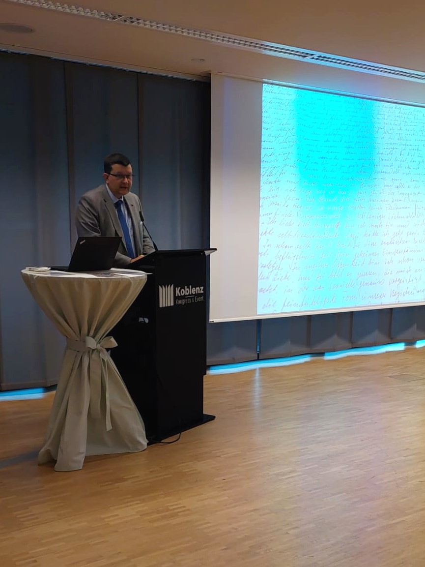 Vizepräsident der Universität Koblenz Professor Wehner am Rednerpult hält ein Grußwort