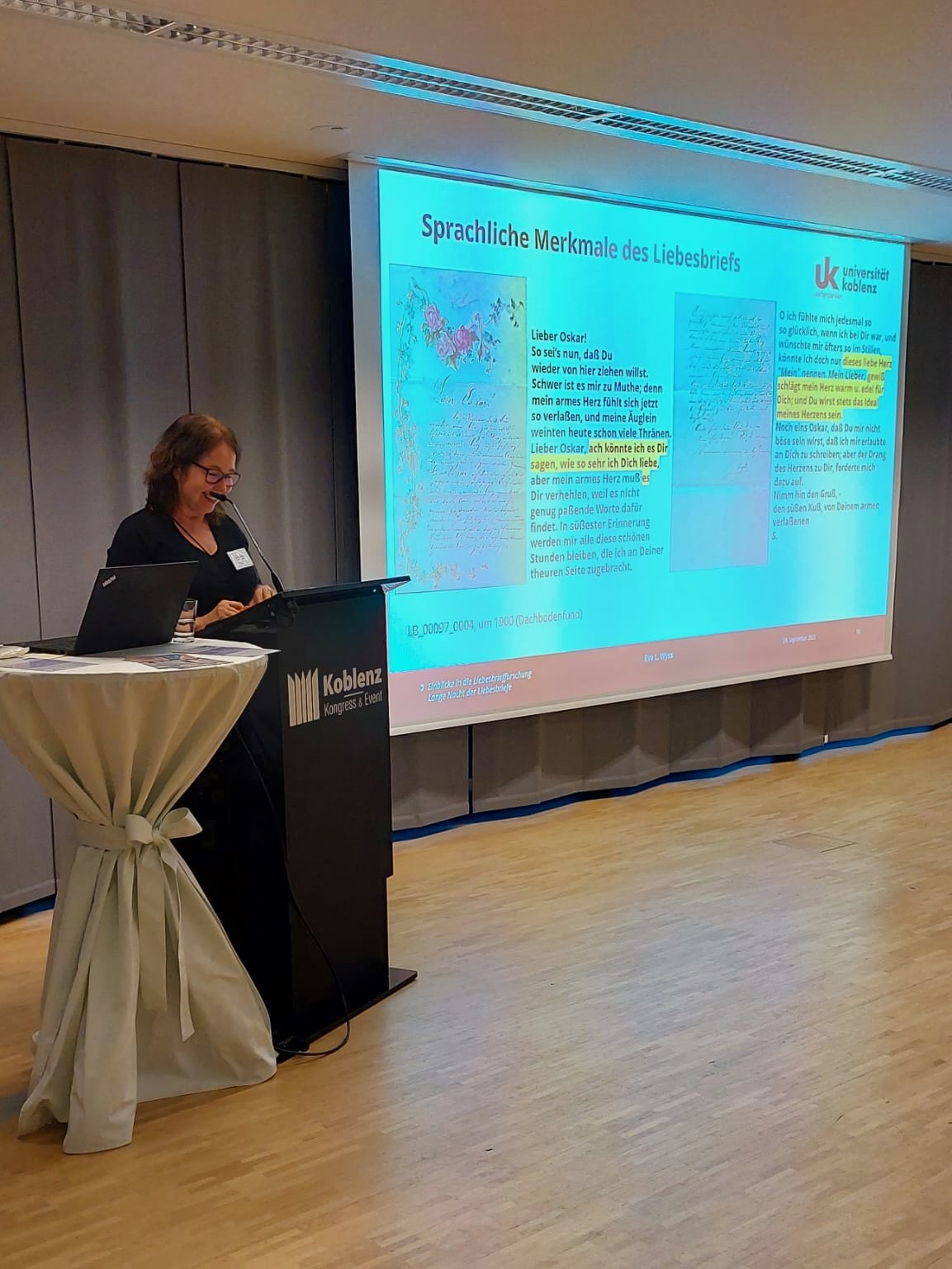 Professorin Wyss am Rednerpult hält einen wissenschaftlichen Vortrag über Einblicke in die Liebesbriefforschung auf der Langen Nacht der Liebesbriefe in Koblenz
