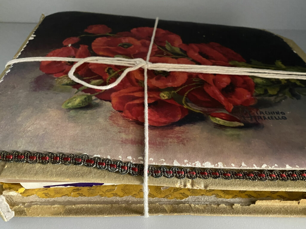 Notizbuch voller Liebesbriefe mit Rosen auf dem Cover