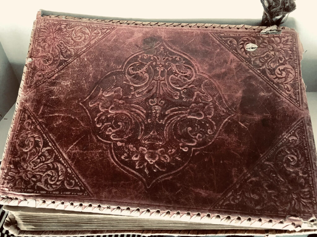 Notizbuch aus Leder mit Muster auf dem Cover